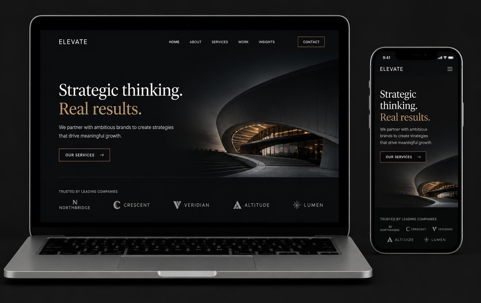 Exemple de site web présenté sur ordinateur et smartphone